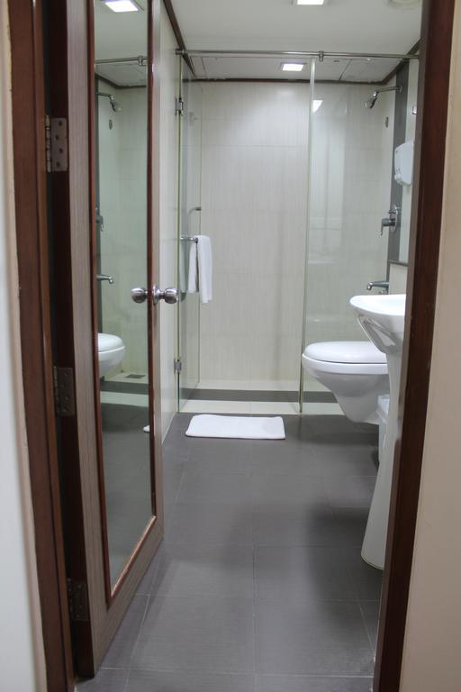 The Lotus Apartment Hotel, Venkatraman Street Csennai Kültér fotó