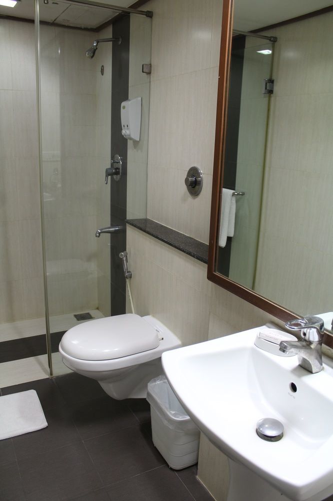 The Lotus Apartment Hotel, Venkatraman Street Csennai Kültér fotó